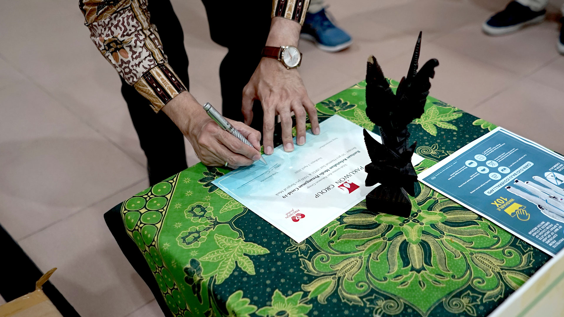 \App\Helpers\getUpload($galleryId)->alt