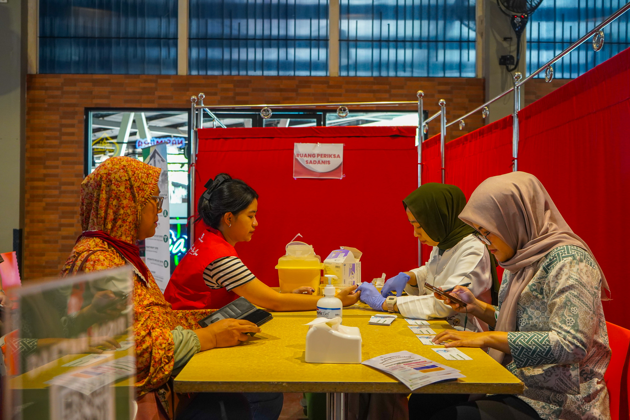 \App\Helpers\getUpload($galleryId)->alt